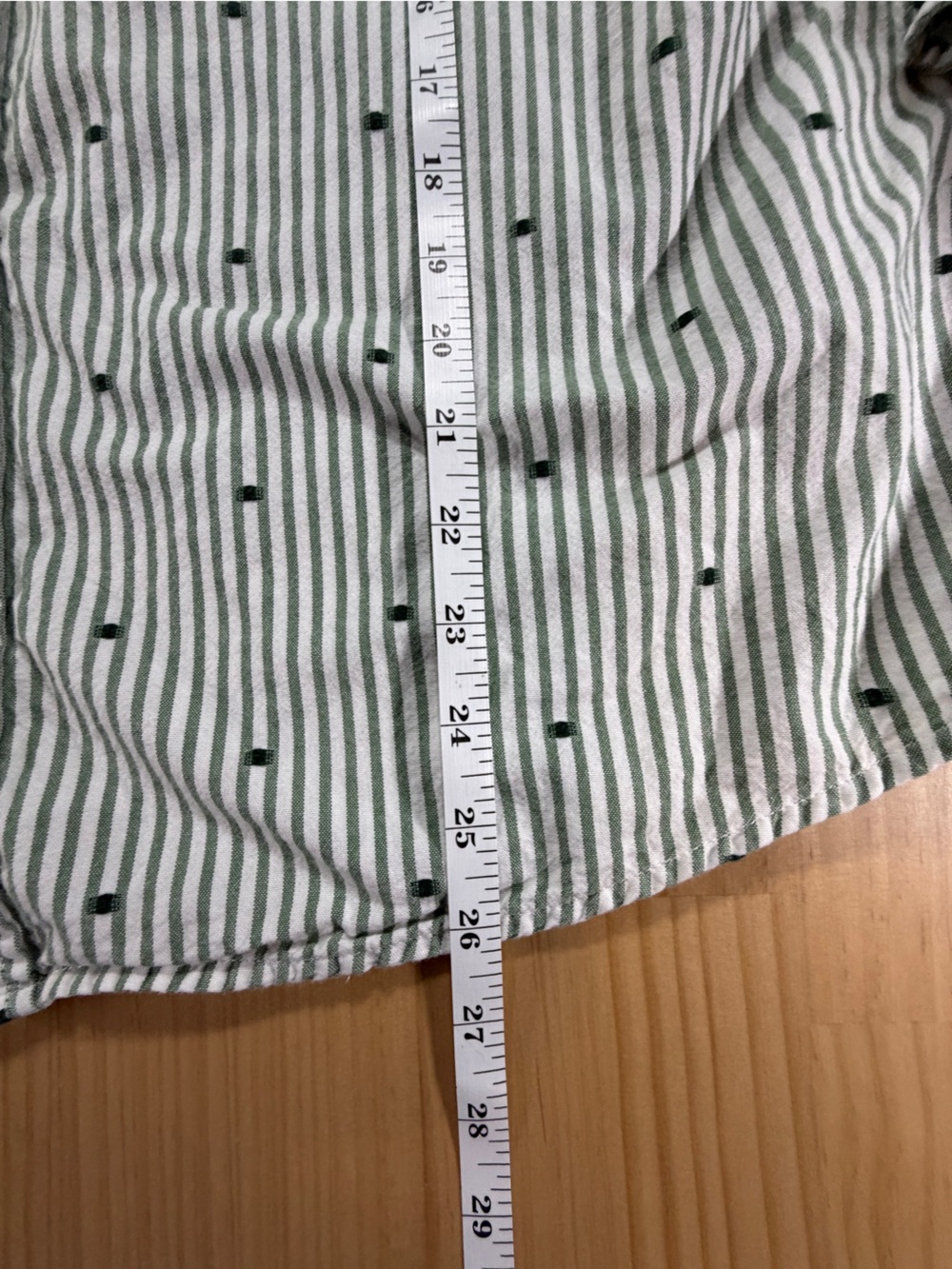 Levi's Men's White Shirt with Black Pinstripes and Black Dot Accents B11 - Picture 4 of 11